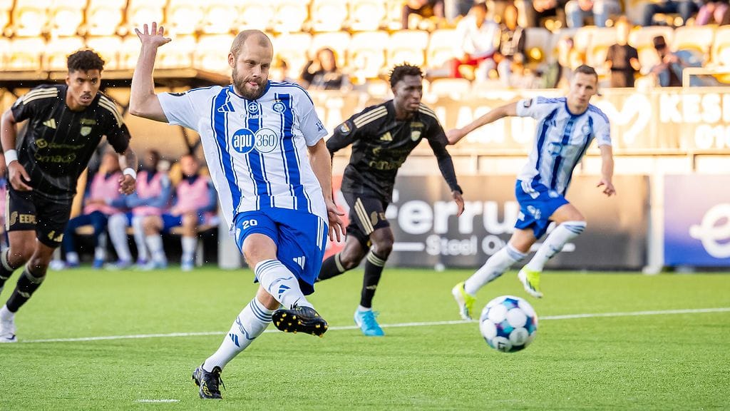 Teemu Pukki viimeisteli HJK:lle kaksi maalia, joista ensimmäisen rangaistuspotkusta.