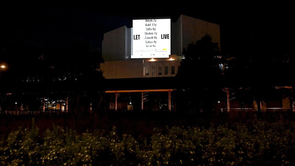 Let Children Live -kampanjan osana järjestetty palestiinalaislasten nimiä heijastava valoinstallaatio Finlandia-talon seinällä Helsingissä lauantaina.