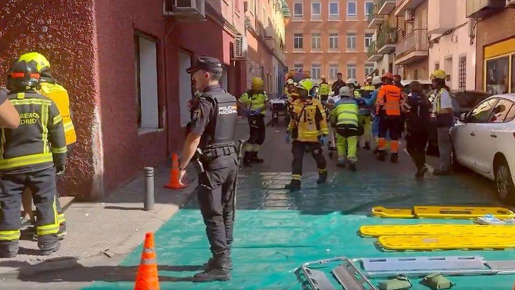 Kuvassa pelastuspalvelun henkilökuntaa Madridissa sijaitsevan baarin ulkopuolella räjähdyksen jälkeen. Kuva on kaapattu Madridin pelastuspalvelun X-tilillä julkaisemasta videosta.