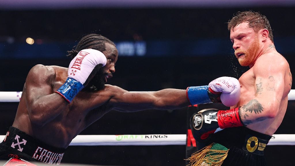 Terence Crawford (vas.) voitti Saul Alvarezin yksimielisellä tuomaripäätöksellä.