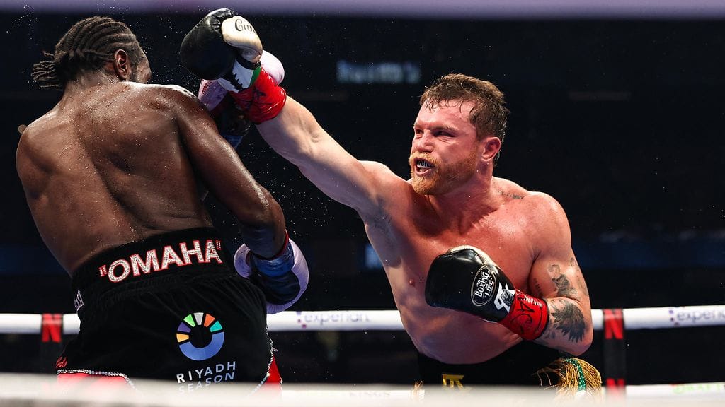 Terence Crawford oli liian nopea ja taitava vastustaja Saul Alvarezille (oik.).