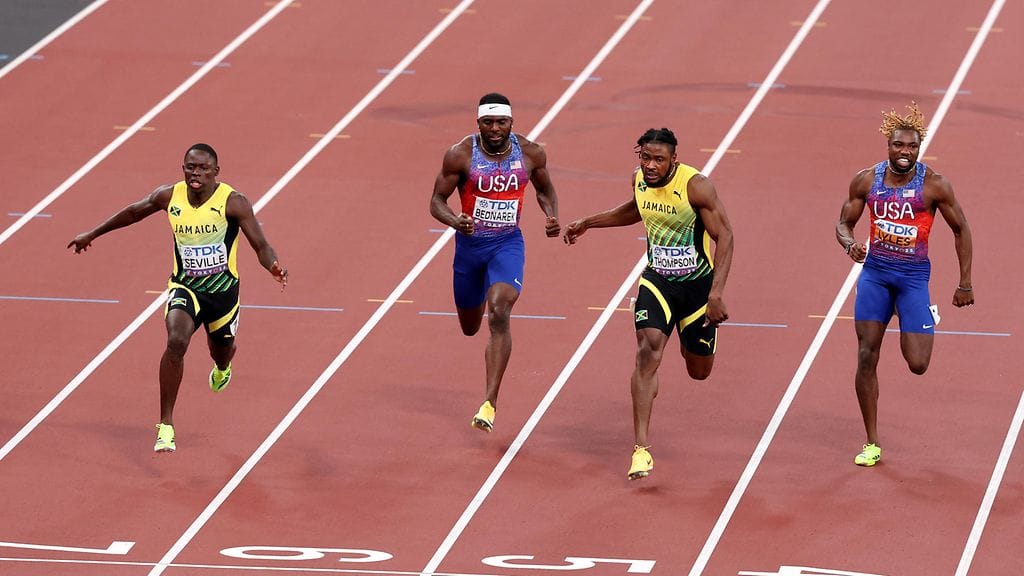 Oblique Seville (vas.) kirmasi 100 metrin maailmanmestariksi. Kishane Thompson (toinen oik.) otti MM-hopeaa ja Noah Lyles (oik.) pronssia.