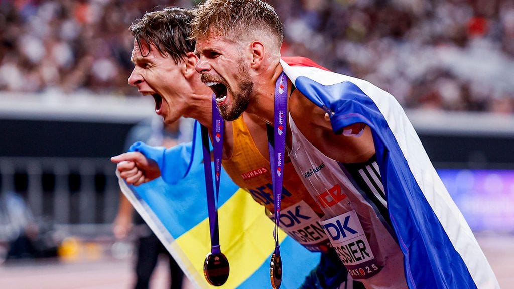 Andreas Almgren juhli 10 000 metrin pronssimitalia voittajan Ranskan Jimmy Gressierin kanssa.