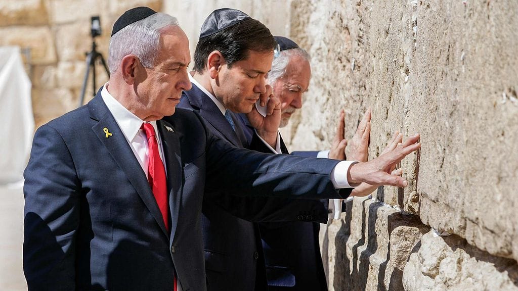 Israelin pääministeri Benjamin Netanyahu (vas.), Yhdysvaltain ulkoministeri Marco Rubio ja Yhdysvaltain Israelin suurlähettiläs Mike Huckabee vierailivat Länsimuurilla Jerusalemissa tänään sunnuntaina.