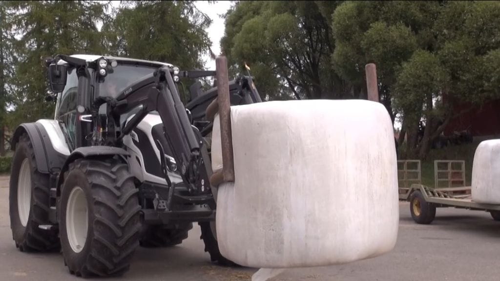 Lomittaja joutuu käsittelemään koneita. Joka tilalla on erilaiset vermeet ja niiden kanssa pitää saada rehupaalit liikkeelle.