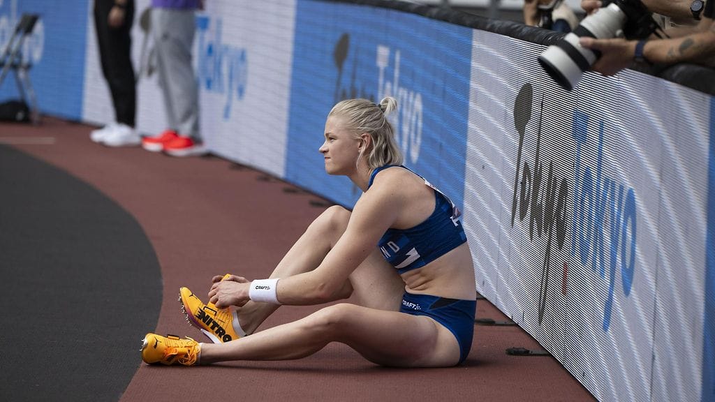 Wilma Murto availi pettyneenä piikkareitaan epäonnistuneen karsinnan jälkeen.