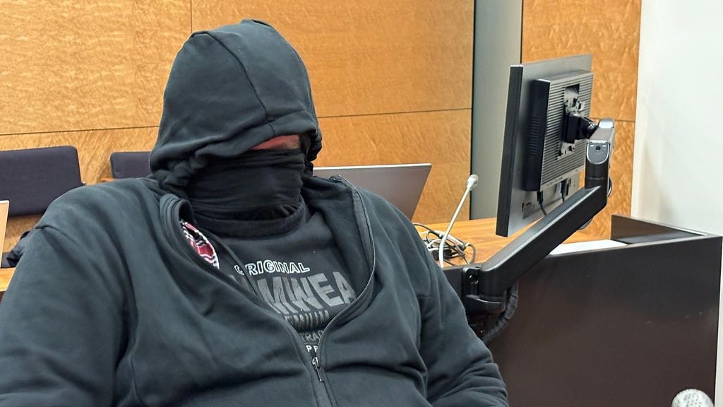 Mika Moring peitti kasvonsa oikeudessa.