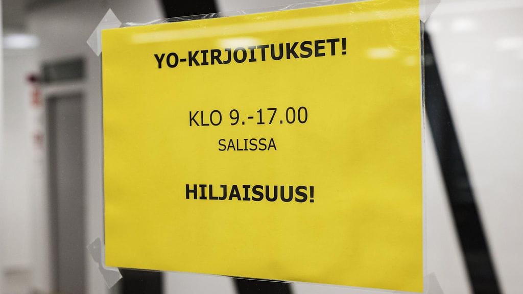 Ongelmat keskeyttivät äidinkielen ylioppilaskokeen monessa lukiossa maanantaina.