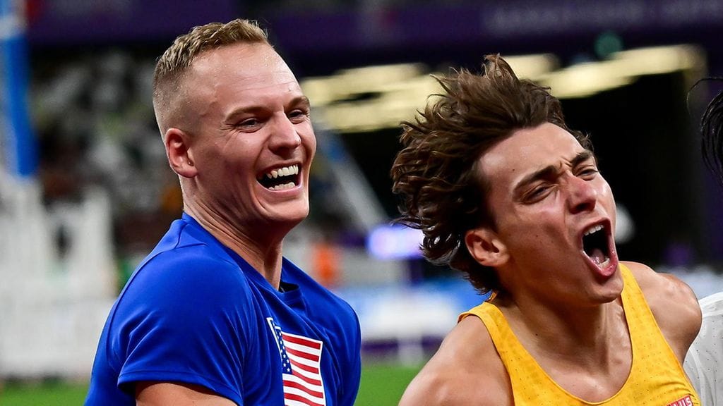 Armand Duplantis (oik.) ei niellyt Sam Kendricksin puheita.