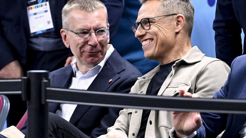 Suomen ja Latvian presidentit lämmittelivät valtiovierailua jo sunnuntaina Riiassa, jossa Suomen koripallomaajoukkue pelasi ensimmäistä kertaa mitaleista EM-pronssiottelussa Kreikkaa vastaan.