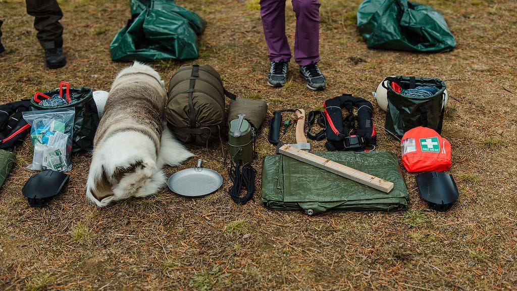 ALONESUOMI_S1_varusteet02