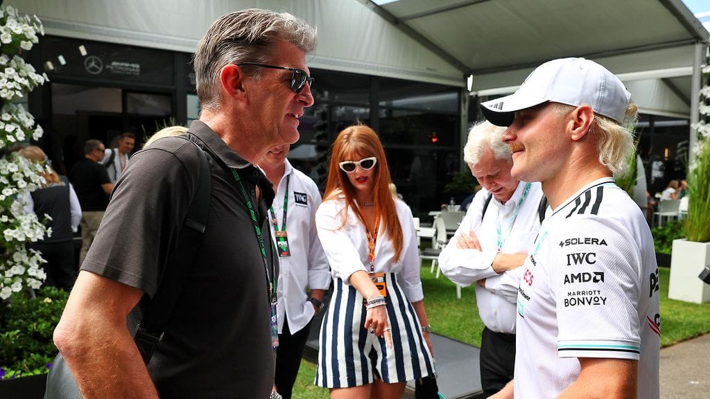 Cadillacin F1-tallipäällikkö Graeme Lowdon ja Valtteri Bottas juttelivat keskenään jo maaliskuussa Australiassa.