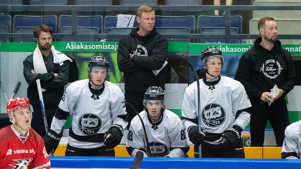 Mikko Koivu (kesk.) on uusi näky TPS:n vaihtopenkin takana.