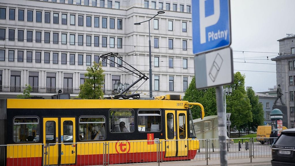Poliisi selvittää, onko lennättäjillä lupa oleskella Puolassa laillisesti.