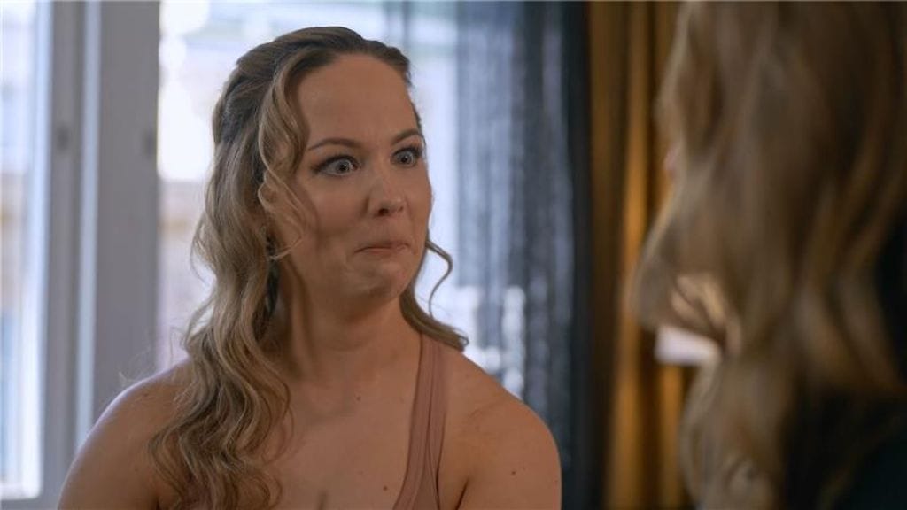 Julia hämmästyy Artun ääniviestistä.