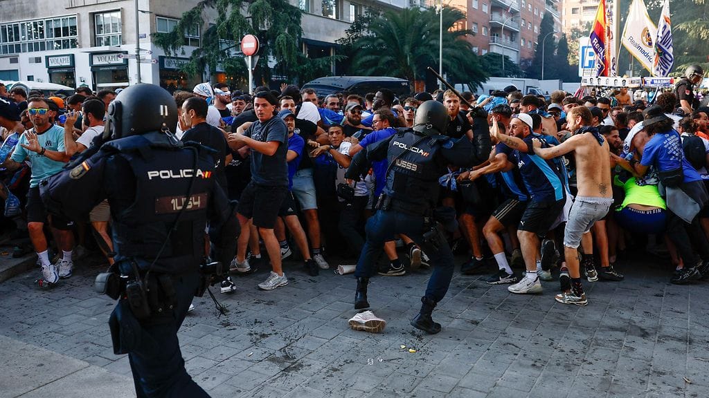 Mellakkapoliisi käytti voimaa Marseille-faneihin.