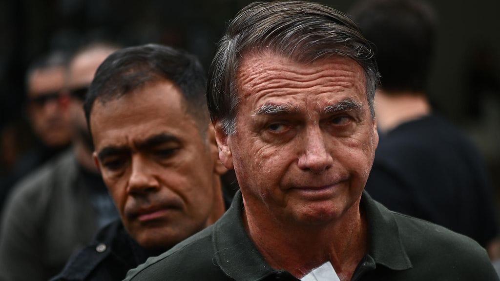 Bolsonaro poistumassa sairaalasta viime sunnuntaina. Bolsonarolle tehtiin yksityissairaalassa kirurgisia ihotoimenpiteitä sekä erilaisia laboratoriotestejä.