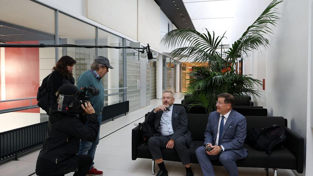 Asianajajat Markku Fredman ja Kaarle Gummerus (oik.) Anneli Auerin ja hänen ex-miesystävänsä seksuaalirikossyytteiden valmisteluistunnossa Varsinais-Suomen käräjäoikeudessa Turussa 17. syyskuuta 2025. Dokumenttiohjaaja Pekka Lehto kuvassa vasemmalla vihreässä paidassa.