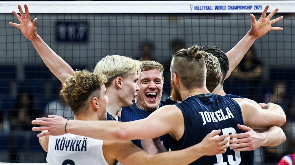 Antti Ronkaisen (kesk.) kipparoima Suomen lentopallomaajoukkue nousi Ranska-voitolla erittäin lähelle MM-kisojen jatkopaikkaa.