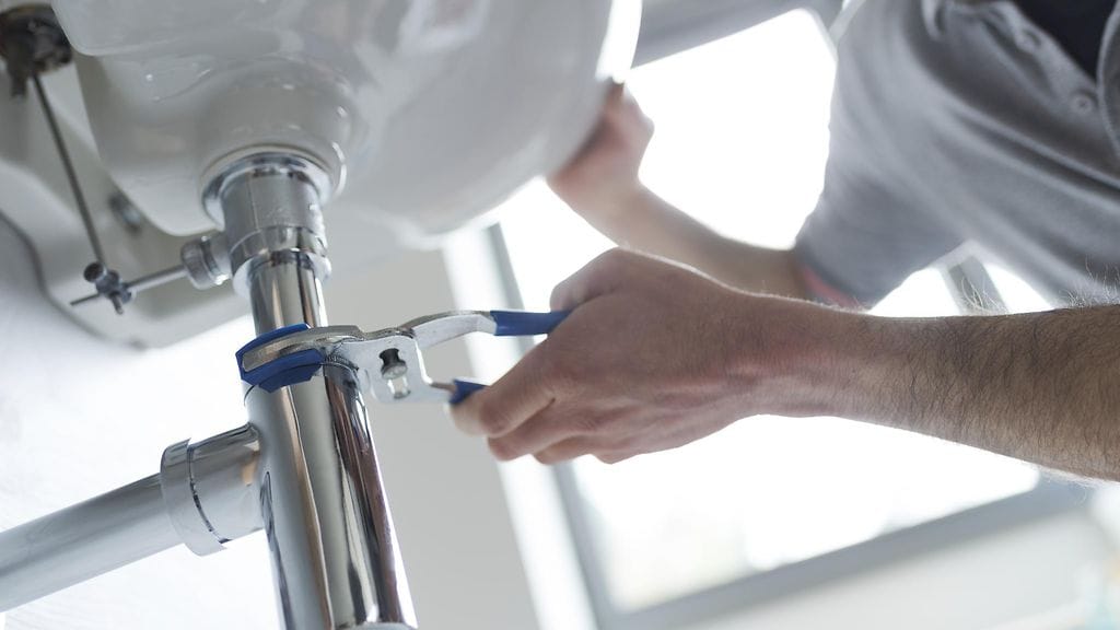 Yksi kalleimmista ja yleisimmistä kotivakuutuksesta korvattavista vahingoista on vakuutusyhtiön mukaan vesivahinko. Kuvituskuva.