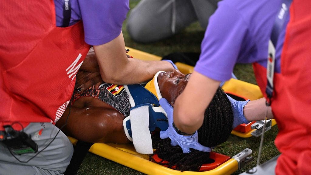 Peruth Chemutai siirrettiin niskatuessa ambulanssin kyytiin Tokion olympiastadionilta.