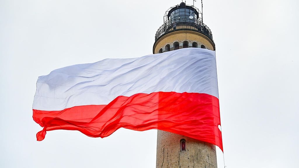 Miehen sanotaan rikkoneen Puolan ilmailulakia lennättämällä droonia hallintorakennusten yllä.