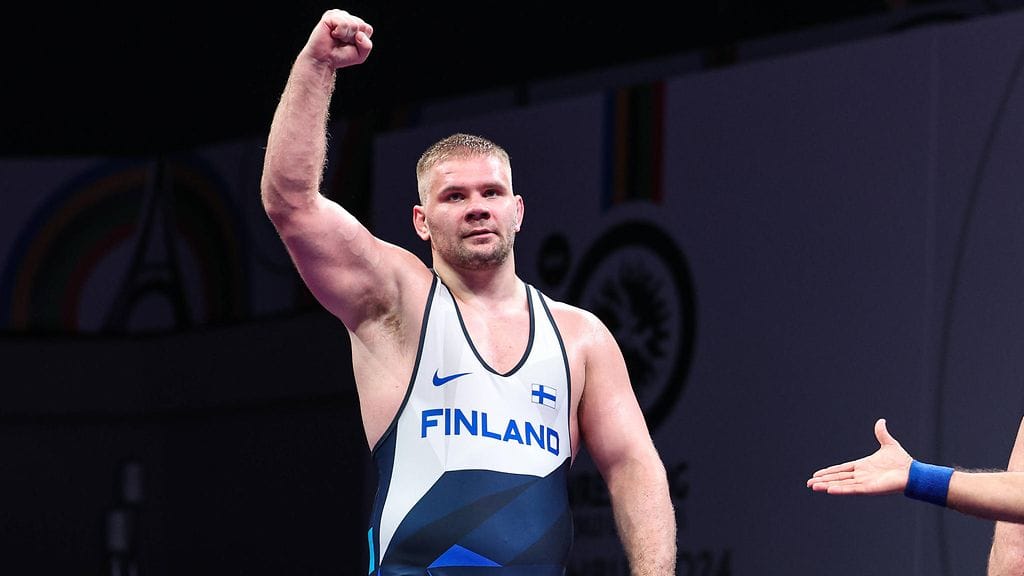 Elias Kuosmanen voitti avausottelunsa painin MM-kisoissa.