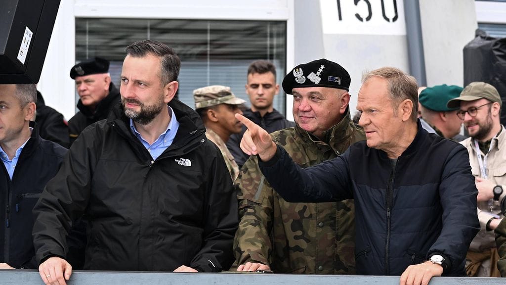 Puolan pääministeri Donald Tusk ja puolustusministeri Kosiniak-Kamysz ja asevoimien esikunnan apulaispäällikkö, kenraaliluutnantti Stanisław Czosnek vierailulla ilmavoimien harjoitusalueella Puolassa syyskuussa 2025