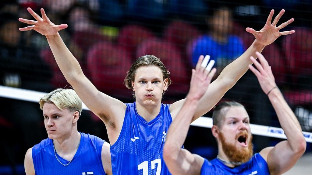 Luka Marttila (vas.), Severi Savonsalmi ja Joonas Jokela takovat palloa lattiaan myös MM-kisojen pudotuspeleissä.