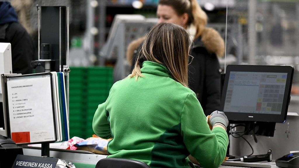Esimerkiksi pienipalkkaiselle myyjälle jää hallituksen leikkausten jälkeen käteen entistä vähemmän rahaa. Kuvituskuva on Jumbon Prisman kassalta Vantaalta.