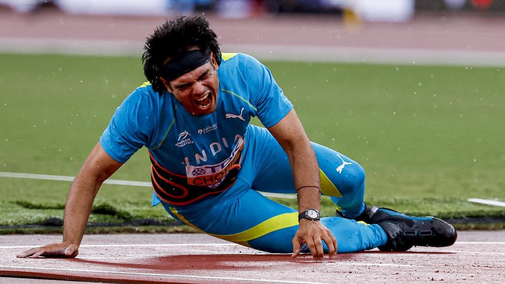Neeraj Chopra irvisti heittonsa jälkeen.