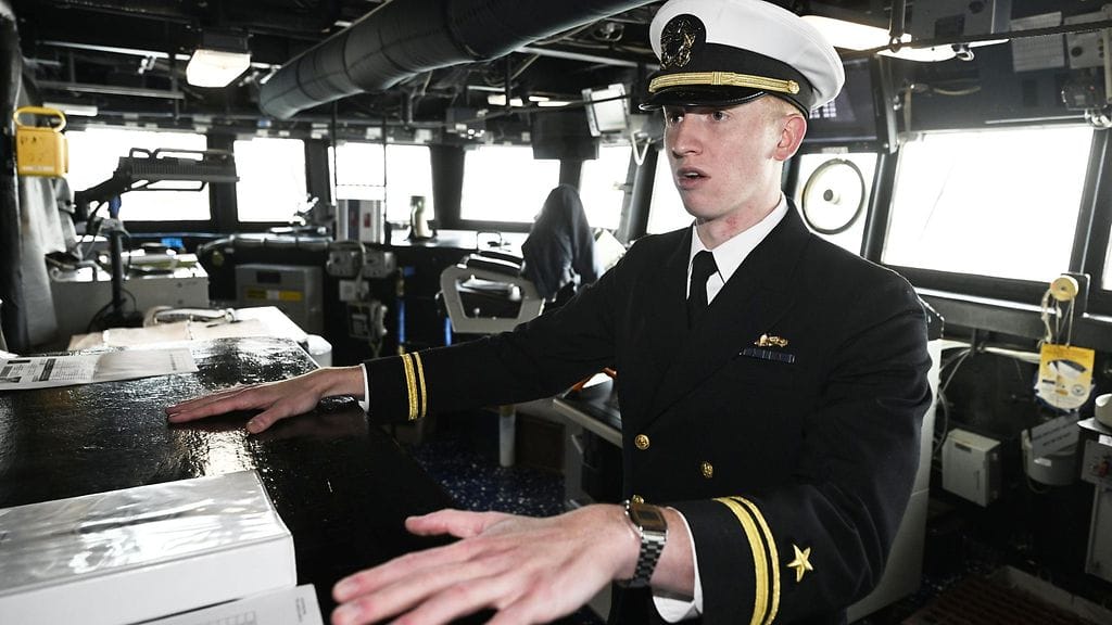 153800556 Lehtikuva uss bainbridge luutnantti