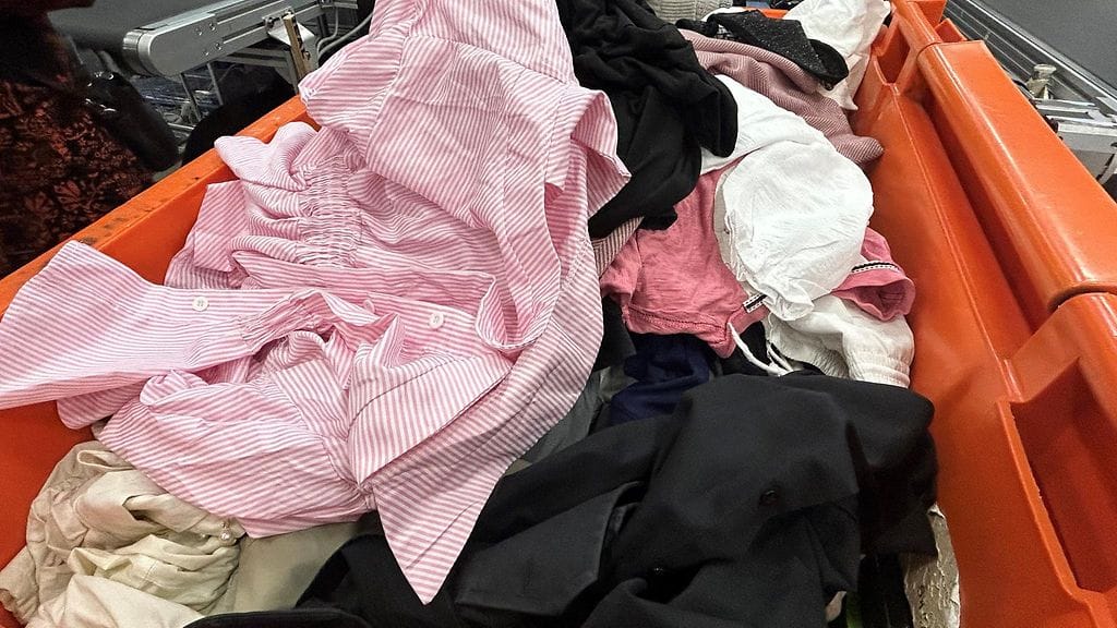 kierrätyskeskus, vaatteita