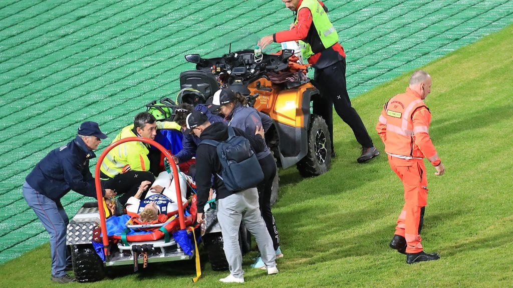 Loukkaantunut Eva Pinkelnig kuljetettiin pois mäkimontusta.