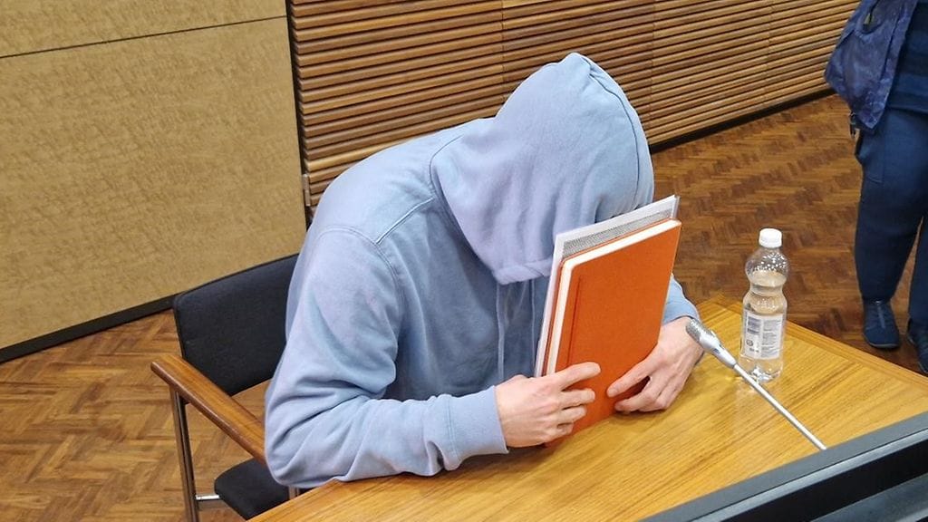 Vaimonsa murhasta tuomittu Roope Tikkanen peitteli kasvojaan hovioikeudessa.