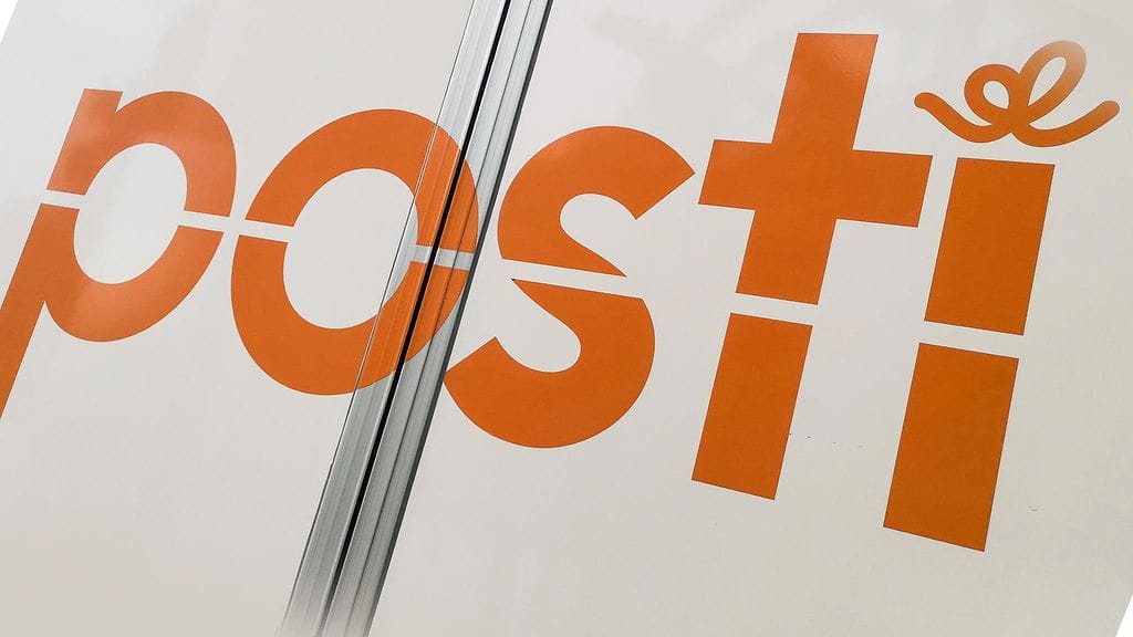Valtio myi Postin osakkeita listautumismyynnissä 7,5 eurolla. Kuvassa Postin logo.