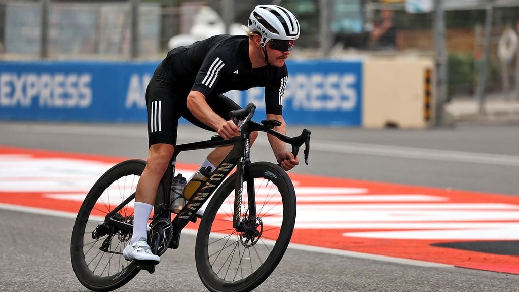 Valtteri Bottas kuvattiin torstaina polkupyörän selässä Bakun katuradalla.