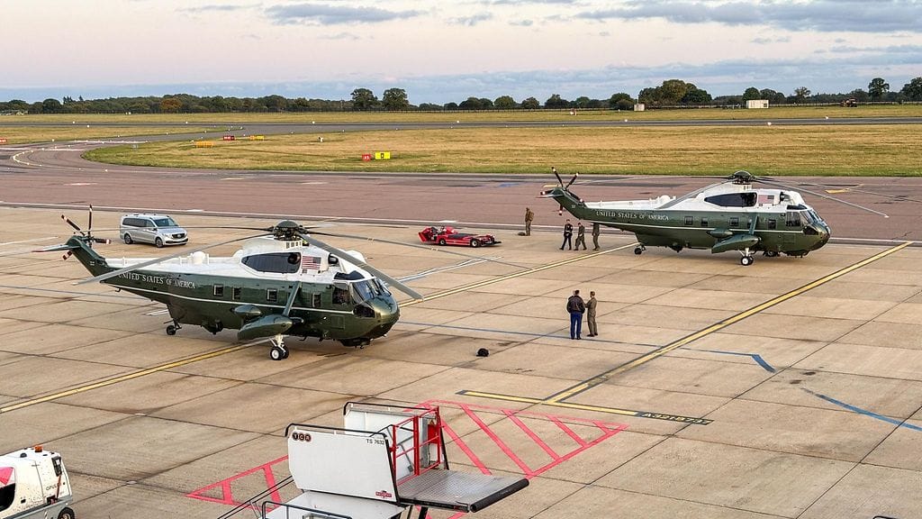 Presidentti Donald Trumpin helikopterit, Marine One ja Marine Two, Lutonin lentokentällä.