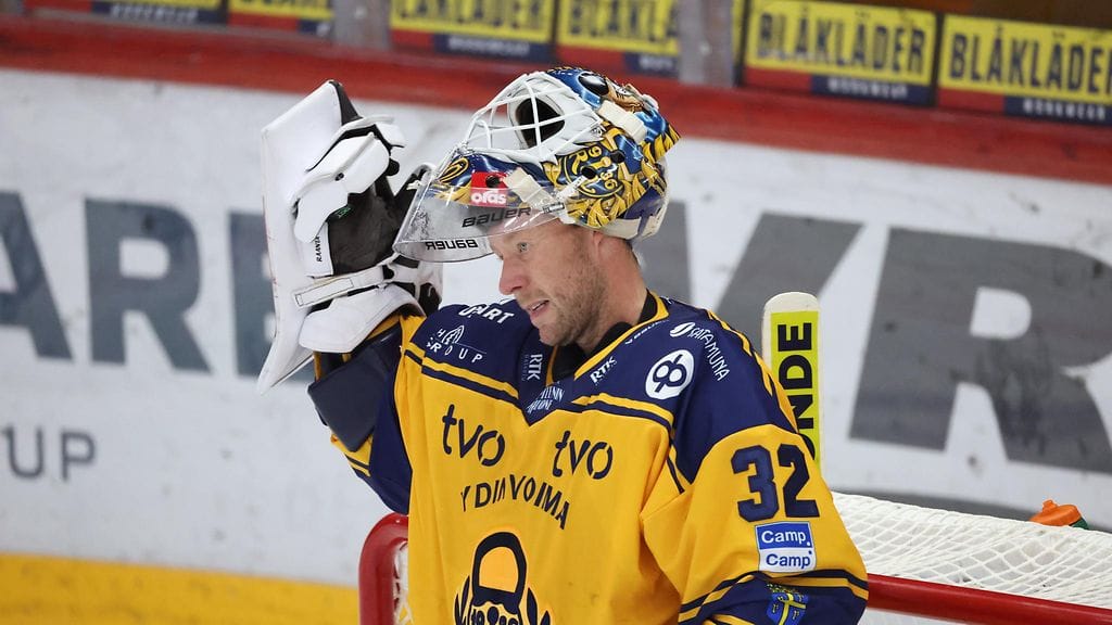 Antti Raanta on sivussa.