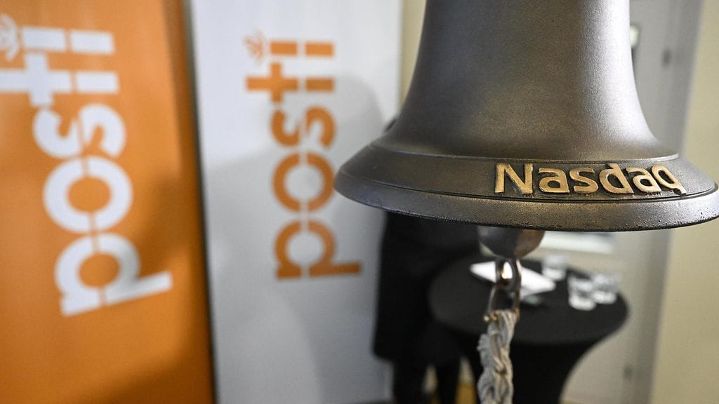 Nasdaq kello Postin tiedotustilaisuudessa Helsingin pörssissä 19. syyskuuta 2025. Tilaisuudessa kerrottiin valtion suunnittelmasta Posti Group Oyj:n listaamista Nasdaq Helsingin pörssilistalle.