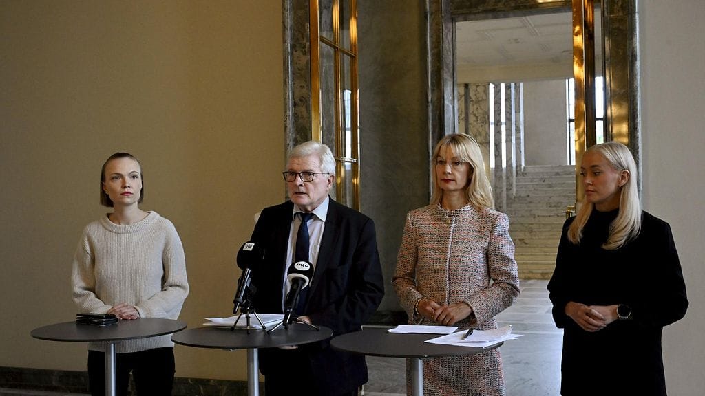 Vasemmistoliiton puheenjohtaja Minja Koskela, eduskunnan ulkoasiainvaliokunnan puheenjohtaja Johannes Koskinen, SDP:n eduskuntaryhmän puheenjohtaja Tytti Tuppurainen ja vihreiden puheenjohtaja Sofia Virta (oik.) pitivät tiedotustilaisuuden eduskunnan Valtiosalissa.