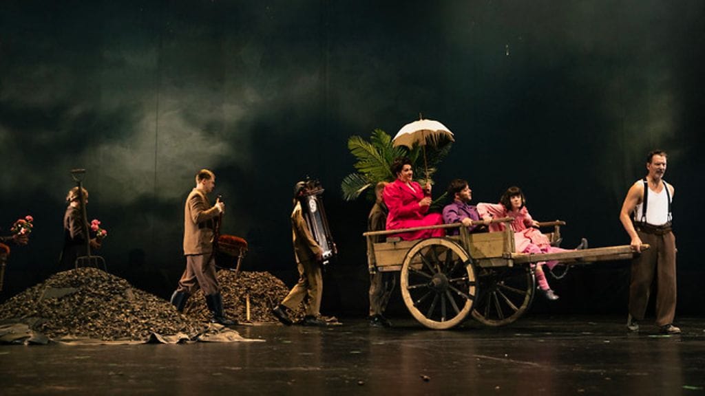 Salpakarit saapuvat Korpela vetää vaunuja