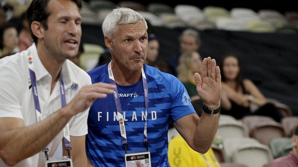 Erki Nool antoi ohjeita Saga Vanniselle katsomossa.