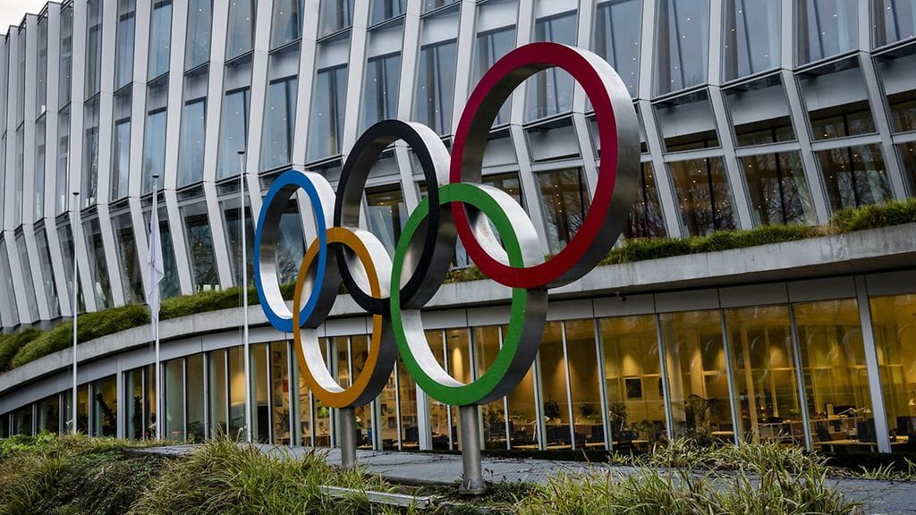 Kansainvälinen olympiakomitea KOK ilmoitti perjantaina, että venäläisten urheilijoiden sallitaan kilpailla ensi talven olympialaisissa Milano-Cortinassa neutraaleina urheilijoina.