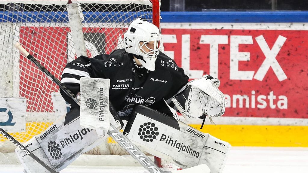 Aatu Niittymäki tekee lauantaina ensiesiintymisensä TPS:n maalilla ottelussa KalPaa vastaan.