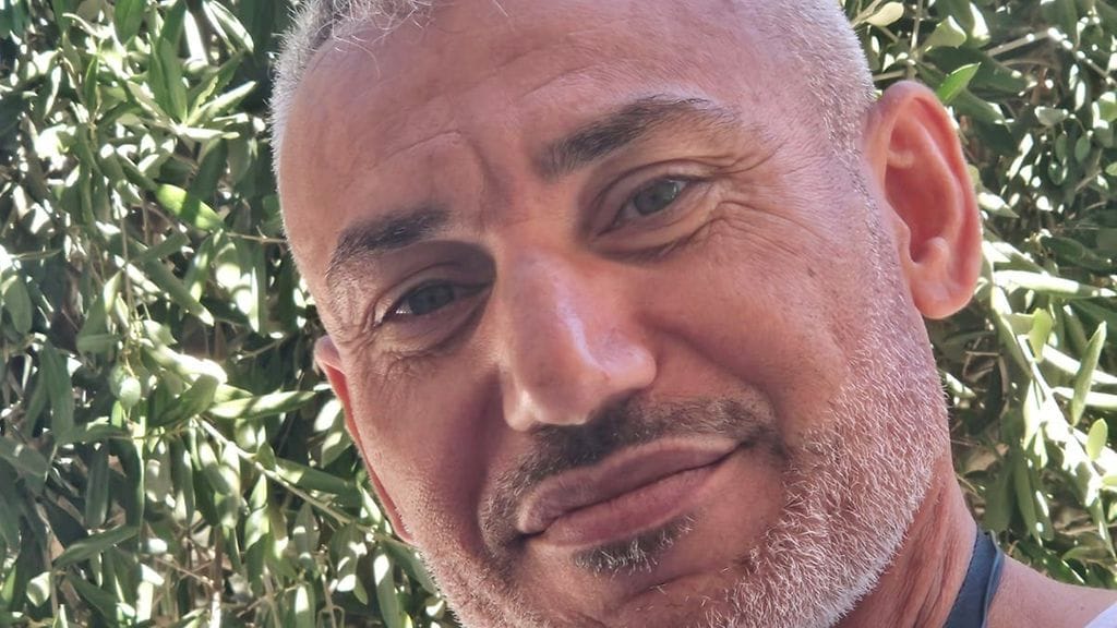 Palestiinalainen rauhanaktivisti Ahmed Helou kuvattuna Combatants for Peace -järjestön työpajassa Länsirannalla sijaitsevassa Beit Jalassa syyskuussa 2025.