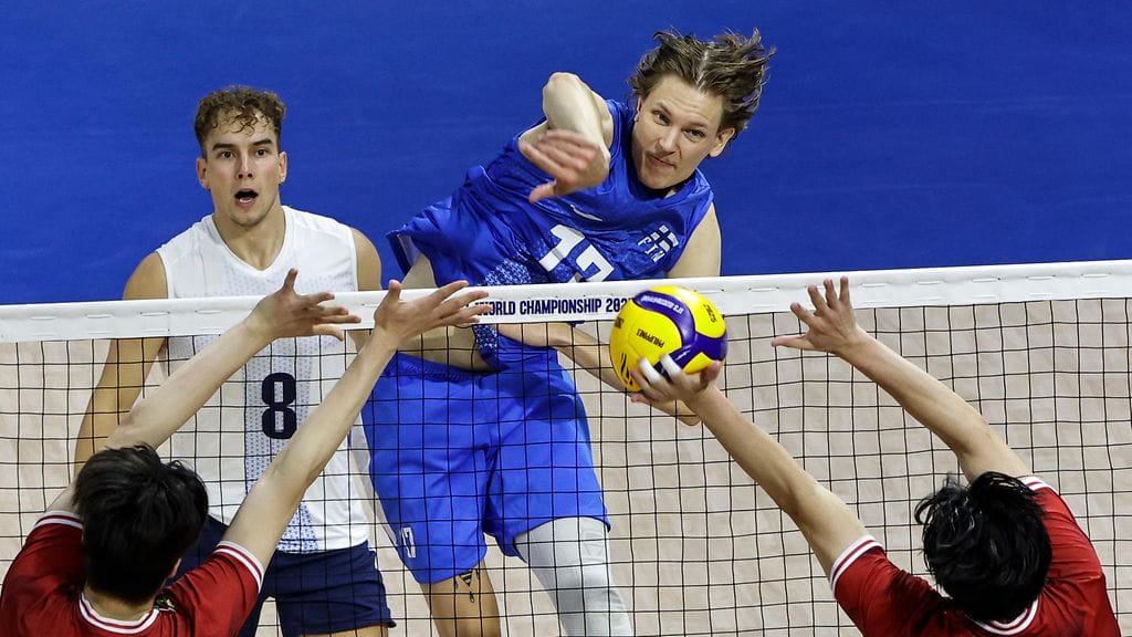 Severi Savonsalmi hyökkää keskeltä Belgian kimppuun.