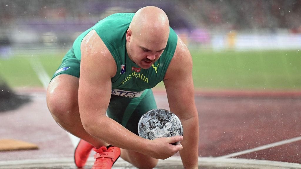 Matthew Denny kävi heittämässä, mutta kaatui rankkasateen kastelemassa kiekkoringissä.