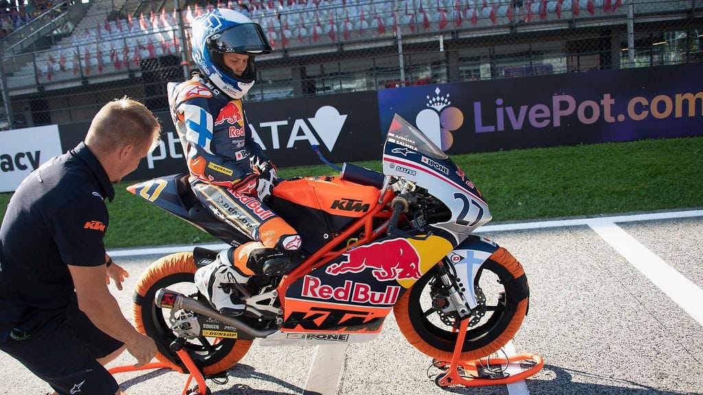 Rico Salmela, 17, ajaa ensi kaudella Moto3-luokassa.