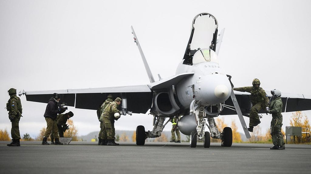 Ilmasotaopin pääopettajaa, everstiluutnantti Heikki Kankkiota Maanpuolustuskorkeakoulusta avaamaan ilmatilaloukkauksiin reagoimisen prosessia Suomessa.